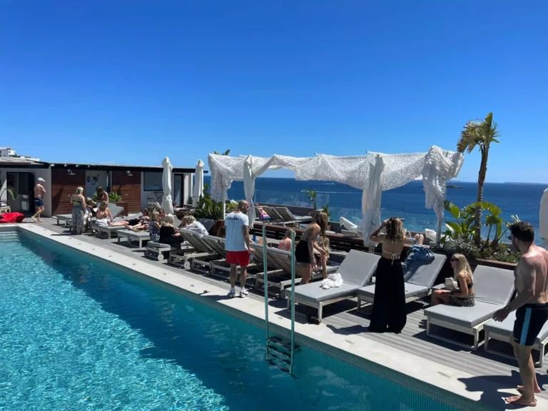 Poolside — photo 4