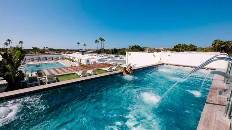 Is there any hotel you can get a day pass for to use the pool and …