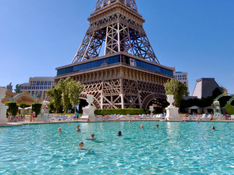 Paris Las Vegas Pool : r/LasVegas — photo 2
